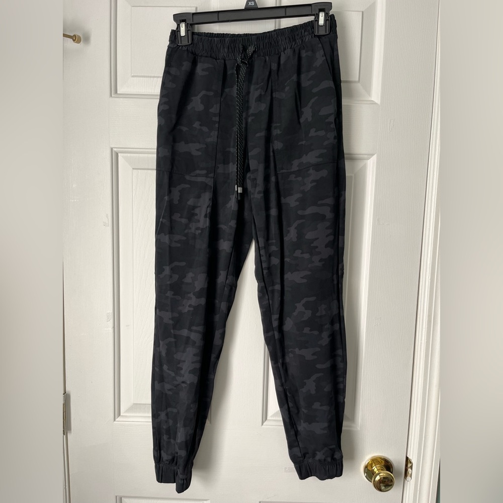 Fabletics Women’s Dark Camo Joggers